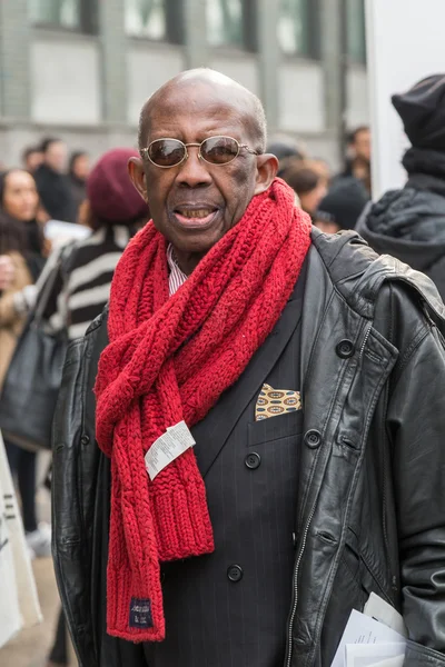 Homme à la mode devant le défilé Emporio Armani à Milan — Photo