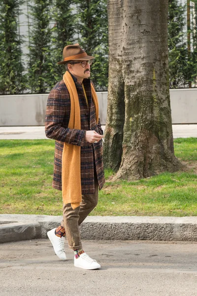 Fashionable man outside Emporio Armani fashion show during Milan — Stock Photo, Image