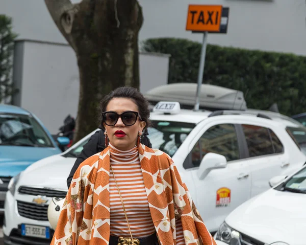 Fashionable woman outside Emporio Armani fashion show during Mil — Stock Photo, Image