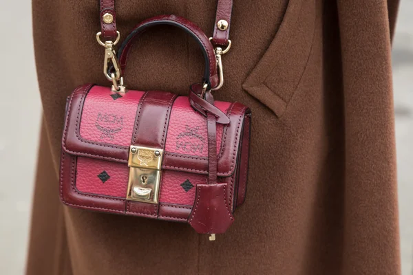 Подробиці сумку поза Emporio Armani показ мод під час міланського F — стокове фото