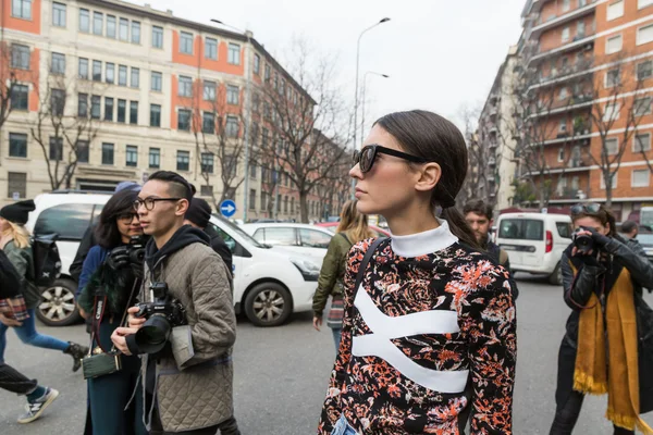 People outside Emporio Armani fashion show during Milan Fashion — Stock Photo, Image