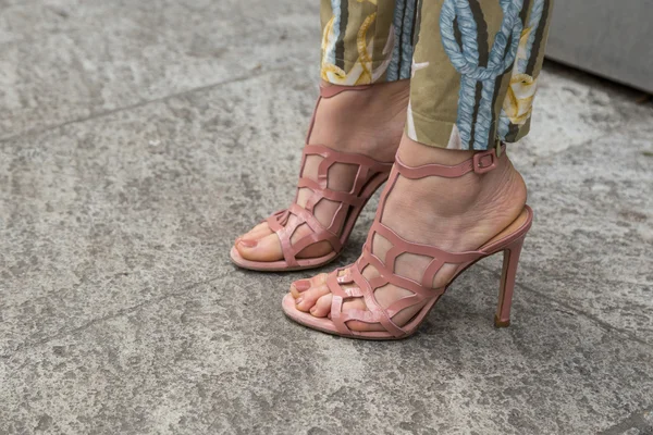 Detail of shoes outside Emporio Armani fashion show during Milan — Stock Photo, Image