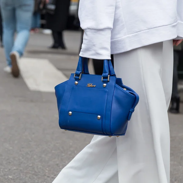 Detalle de la bolsa fuera del desfile de moda de Emporio Armani durante Milán F —  Fotos de Stock