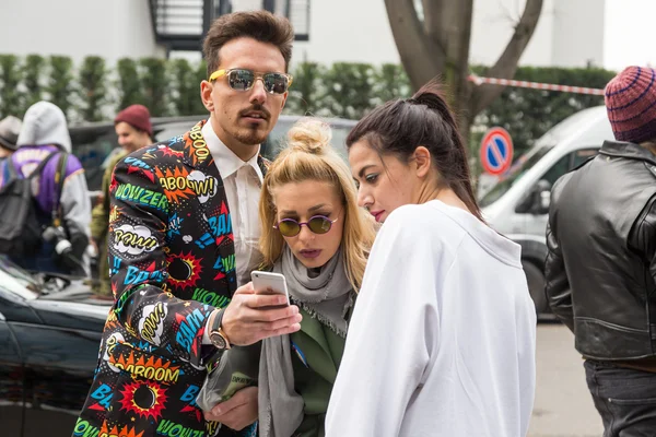 Persone fuori Emporio Armani sfilata di moda durante la moda di Milano — Foto Stock