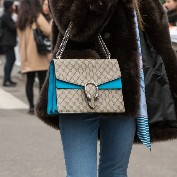 Detalle de la bolsa fuera del desfile de moda de Emporio Armani durante Milán F —  Fotos de Stock