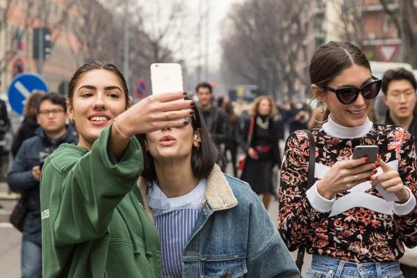 Gente fuera del desfile de moda de Emporio Armani durante la moda de Milán — Foto de Stock