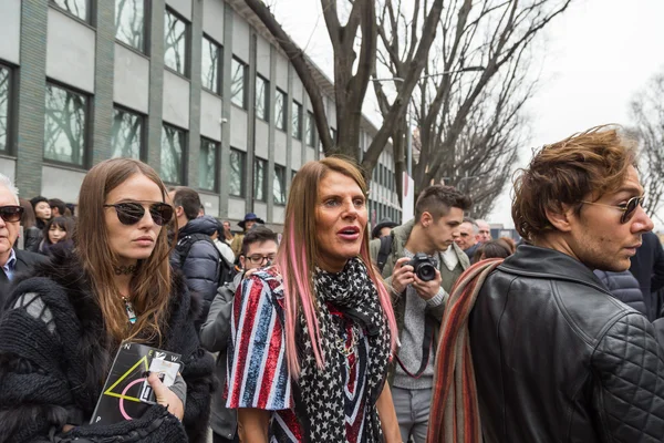 Människor utanför Emporio Armani Fashion Show under Milan Fashion — Stockfoto