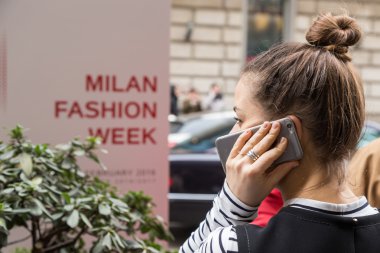 Sportmax moda dışında şık kadın göstermek sırasında Milan Wom