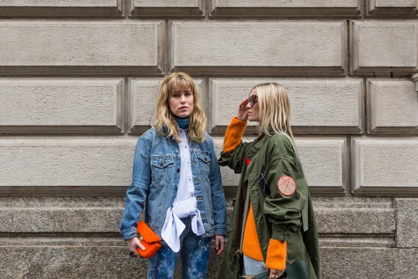 Δύο μοντέρνες γυναίκες έξω από το σπορ σόου μόδας κατά τη διάρκεια του Μιλάνου — Φωτογραφία Αρχείου