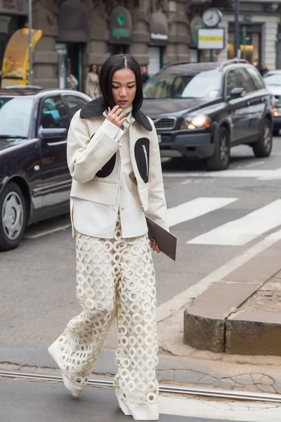 Femme à la mode en dehors du défilé Sportmax pendant Milan Wom — Photo