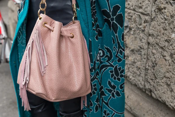 Детально про сумку на вулиці Sportmax показ мод під час міланського жіночого — стокове фото