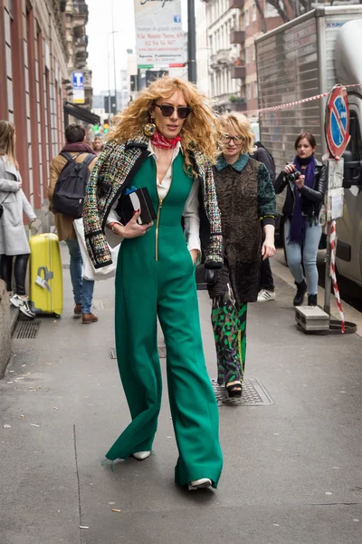 Mulher elegante fora Sportmax desfile de moda durante Milan Wom — Fotografia de Stock