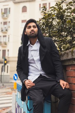 Hint yakışıklı bir kentsel bağlamda poz