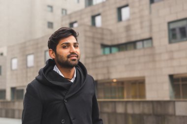 Hint yakışıklı bir kentsel bağlamda poz