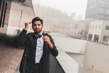 Hint yakışıklı bir kentsel bağlamda poz