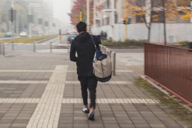 Şık adam (kasıtlı olarak bulanık sokakta yürürken)