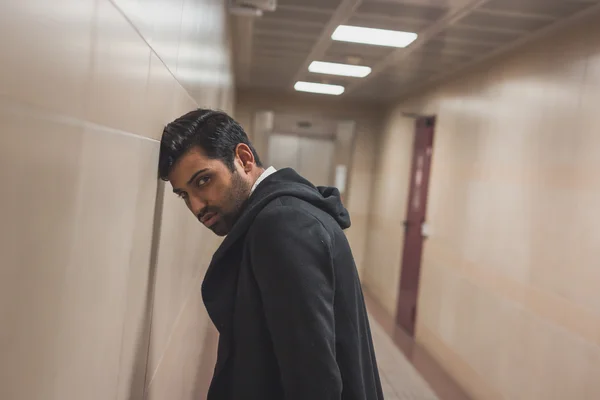 Schöner indischer Mann posiert in einer Metrostation — Stockfoto