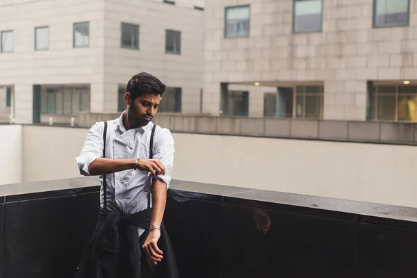 Schöner indischer Mann posiert im urbanen Kontext — Stockfoto