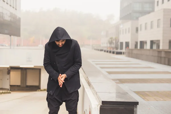 Handsome Indian man posing in an urban context — Stock Photo, Image