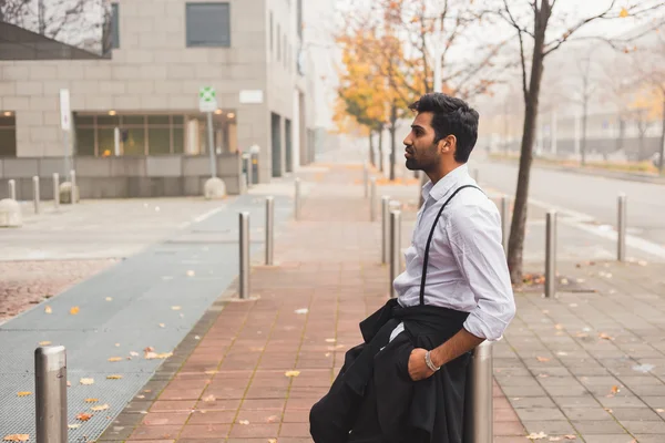 Schöner indischer Mann posiert im urbanen Kontext — Stockfoto