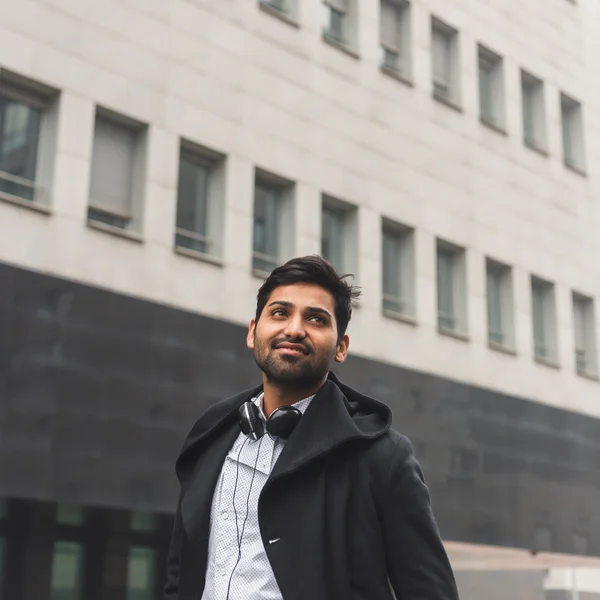 Handsome Indian man posing in an urban context — Stock Photo, Image