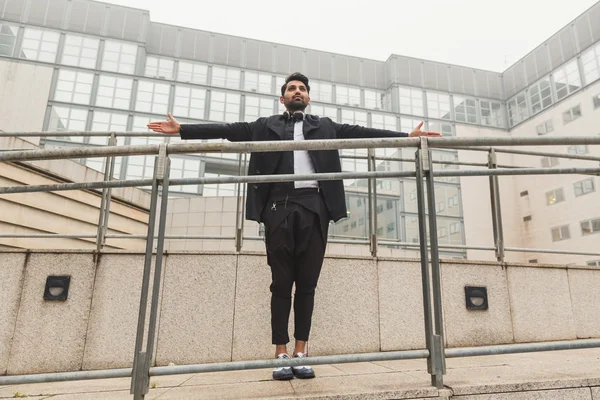 Schöner indischer Mann posiert im urbanen Kontext — Stockfoto