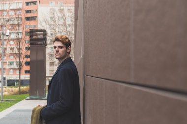 Genç adam şehir sokaklarda poz