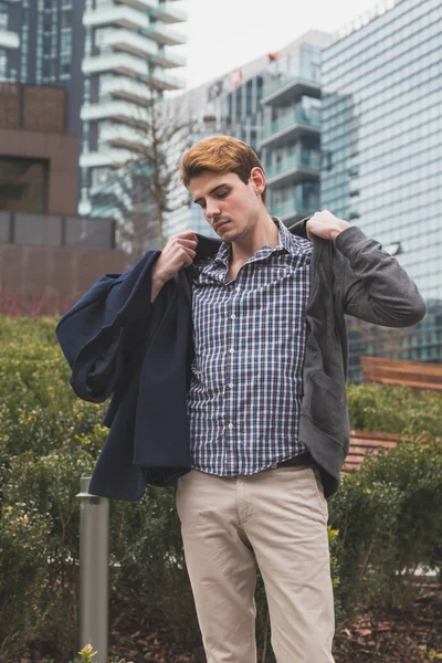 Giovane uomo in posa per le strade della città — Foto Stock