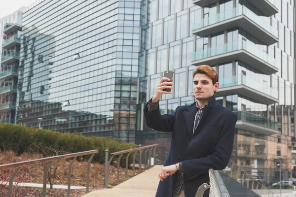 Jonge man die zich voordeed in de straten van de stad — Stockfoto