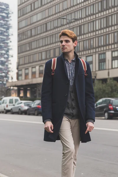 Joven posando en las calles de la ciudad — Foto de Stock