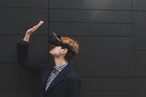 Mladý muž s virtuální realitou sluchátka — Stock fotografie