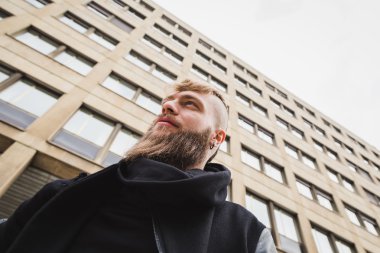 Sokağın ortasında poz şık sakallı adam