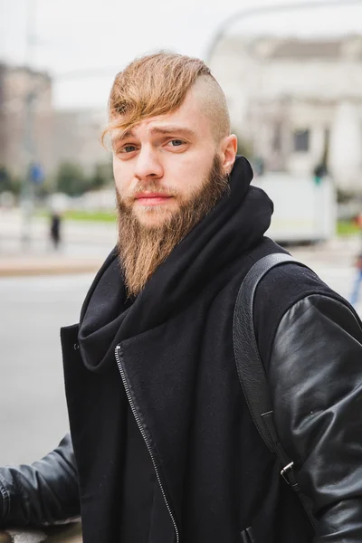 Elegante hombre barbudo posando en la calle — Foto de Stock