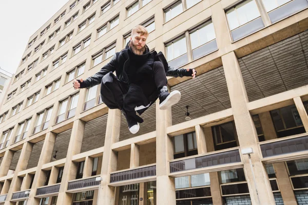 Stijlvolle bebaarde man springen in de straat — Stockfoto