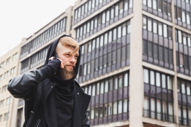 Evet şık sakallı adam