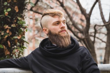 Sokağın ortasında poz şık sakallı adam