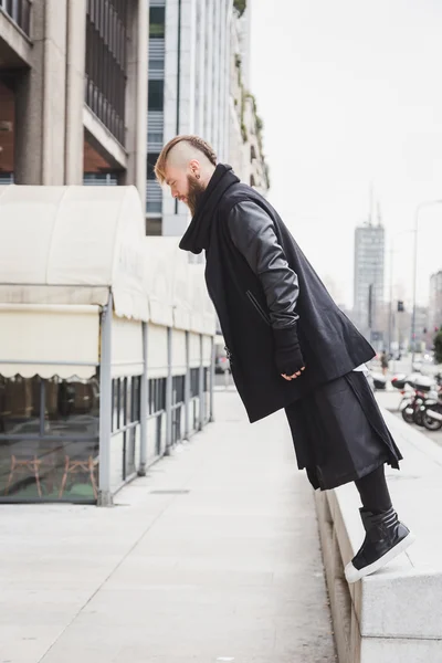 Elegante uomo barbuto in posa per strada — Foto Stock