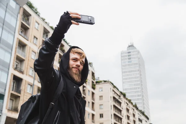 Homem barbudo elegante tomando uma selfie — Fotografia de Stock