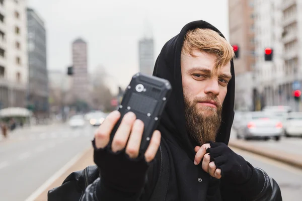 Stilvoller bärtiger Mann macht ein Selfie — Stockfoto