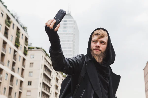 Homem barbudo elegante tomando uma selfie — Fotografia de Stock