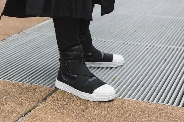 Detalle de zapatos de un hombre posando en la calle — Foto de Stock