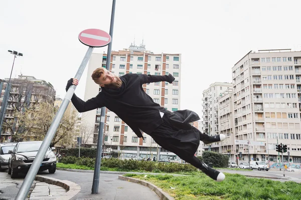 Homem barbudo elegante pulando na rua — Fotografia de Stock