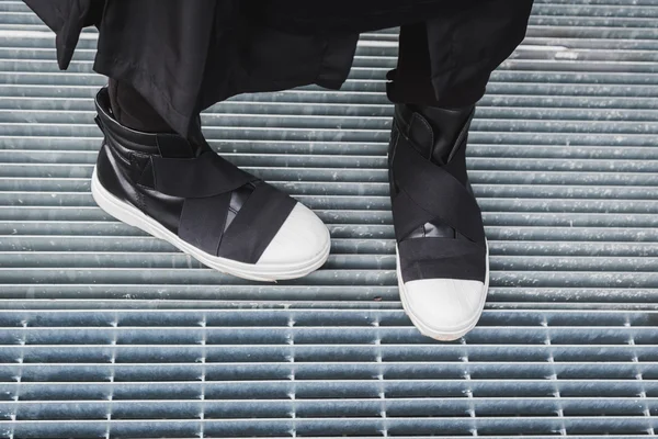 Detalhe de sapatos de um homem posando na rua — Fotografia de Stock