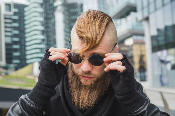 Elegante hombre barbudo posando en la calle — Foto de Stock