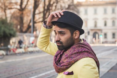 Yakışıklı Hintli bir kentsel bağlamda poz