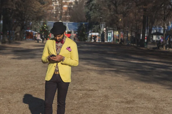 Hombre guapo indio mensajes de texto en un contexto urbano —  Fotos de Stock