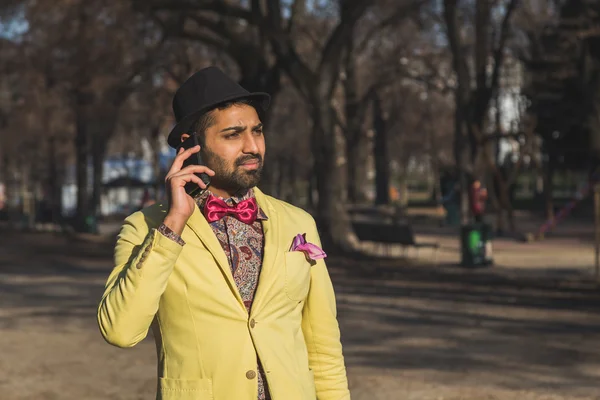 Indiano bonito homem falando no telefone — Fotografia de Stock