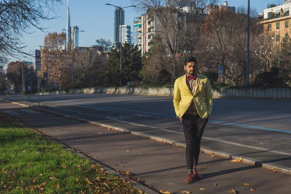 Hombre guapo indio caminando en un contexto urbano — Foto de Stock
