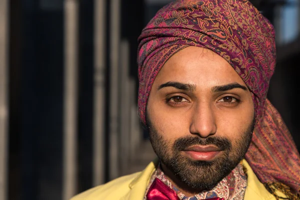 Indischer schöner Mann posiert im urbanen Kontext — Stockfoto