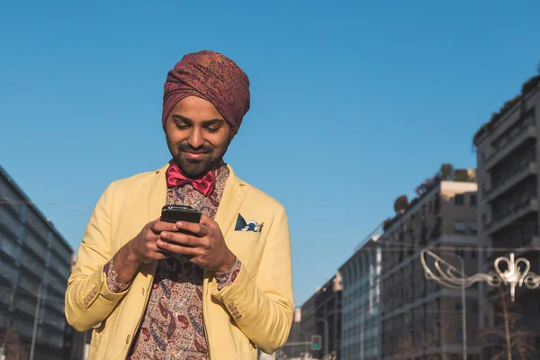 Bir kentsel bağlamda Hint yakışıklı adam manifatura — Stok fotoğraf